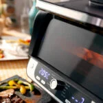 Cvrtnik na vroči zrak z žarom, dodatki in knjigo receptov InnovaGoods Air Fryer Fryinn 12-in-1 6000 Črna Jeklo 6 L 3400 W