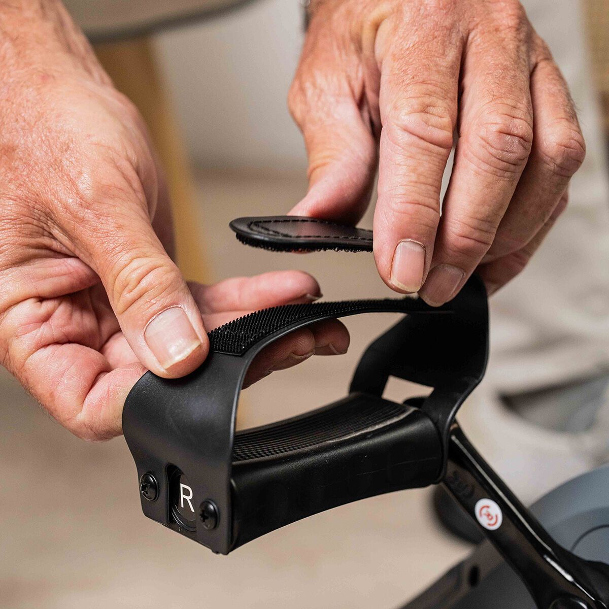 Elektricno-Pomozni-Pedal-za-Roke-in-Noge-s-Preprogo-in-Daljinskim-Nadzorom-Velora-3000-InnovaGoods-4